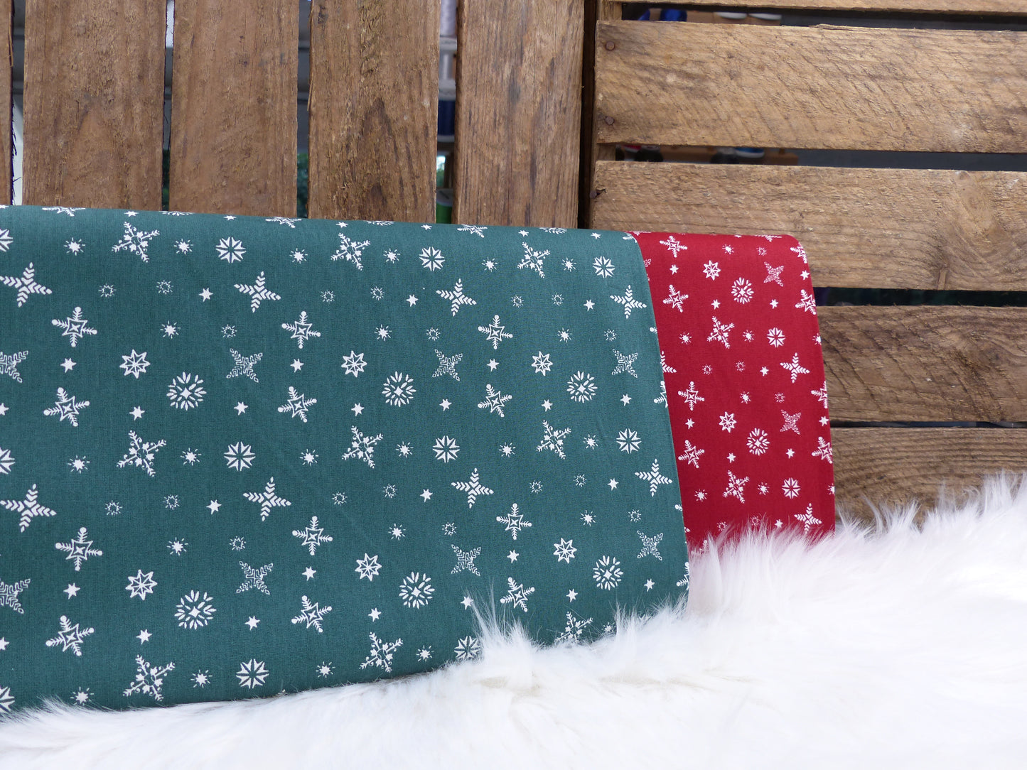 Baumwolle- Webware- Druck Weihnachten mit Schneekristallen