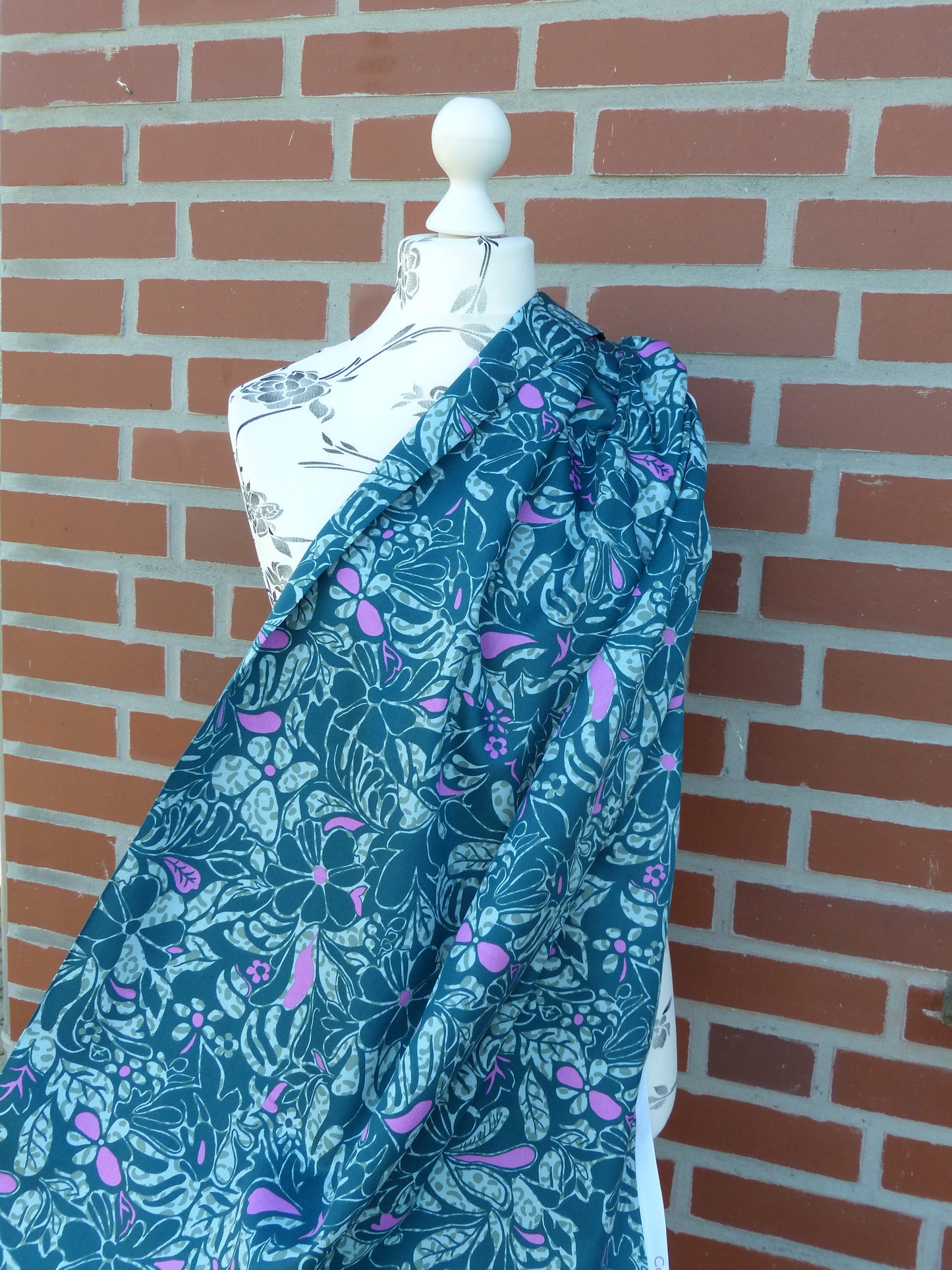 Cotton Satin "Blumen" Farbe Benzin
