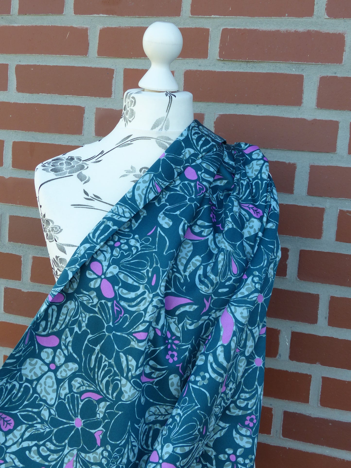 Cotton Satin "Blumen" Farbe Benzin